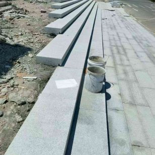 朝阳 芝麻白整石台阶，施工现场