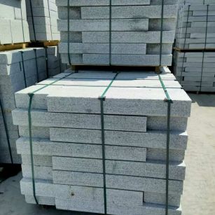 朝阳 芙蓉白花岗岩路沿石、平石尺寸标准，色泽均匀