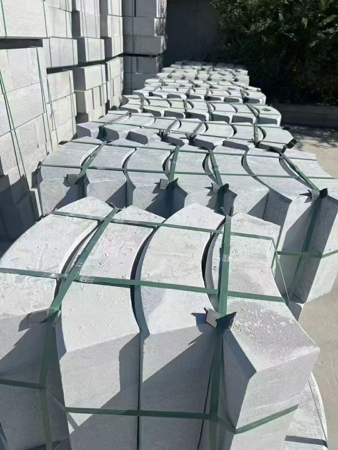 朝阳 芝麻灰弧形路沿石