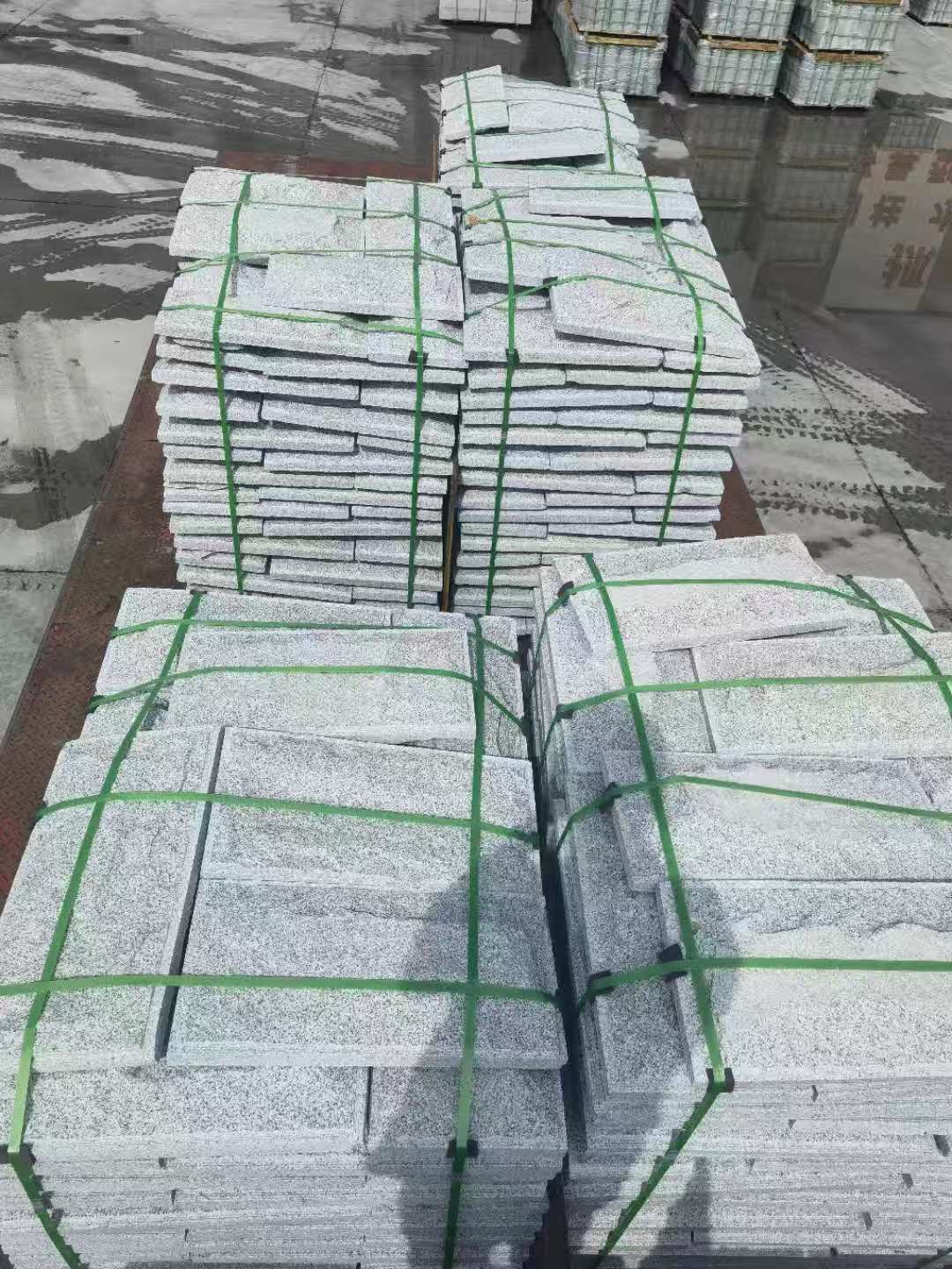 朝阳 芝麻白蘑菇石装车出货