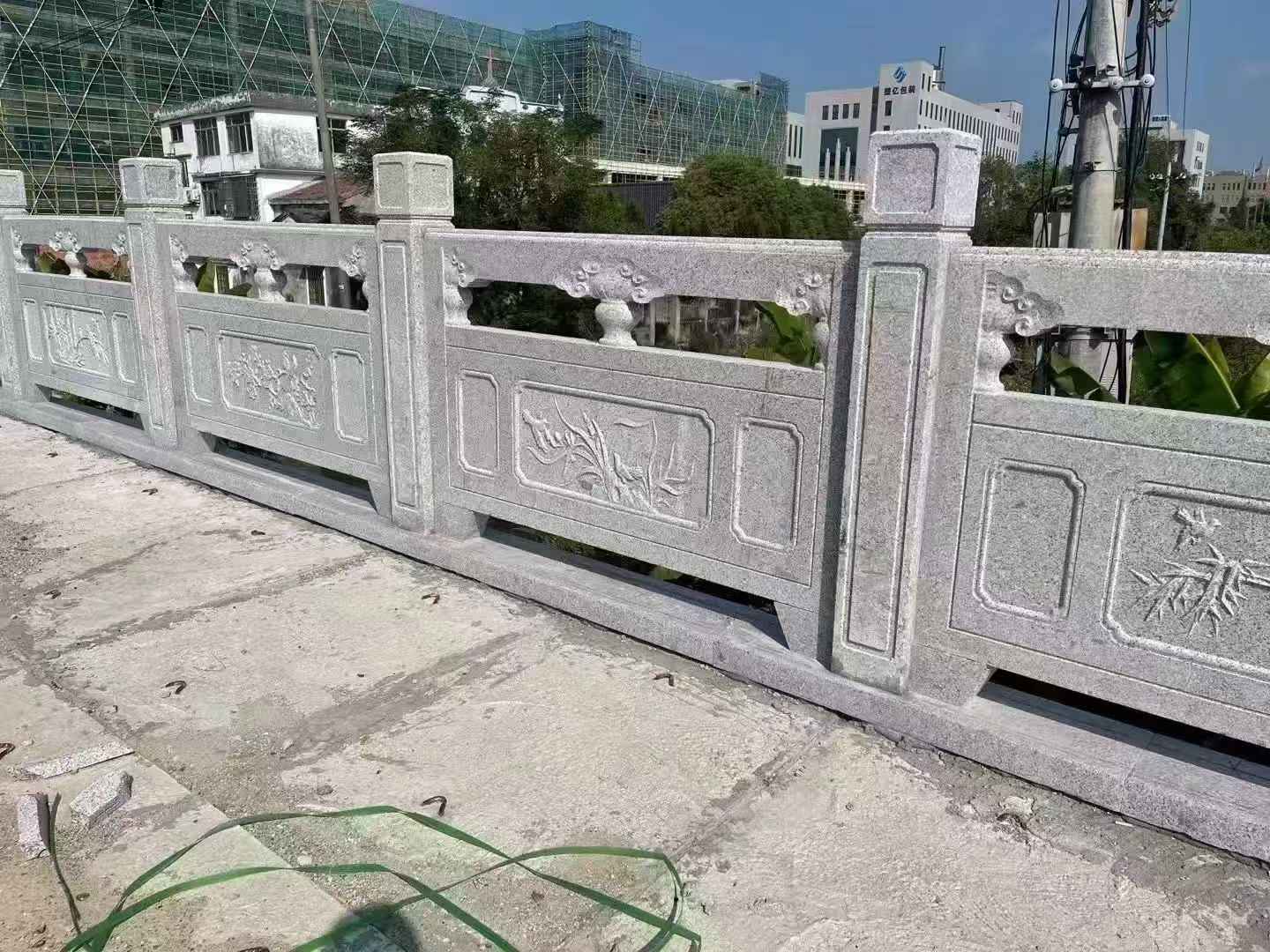 朝阳 芝麻白栏杆