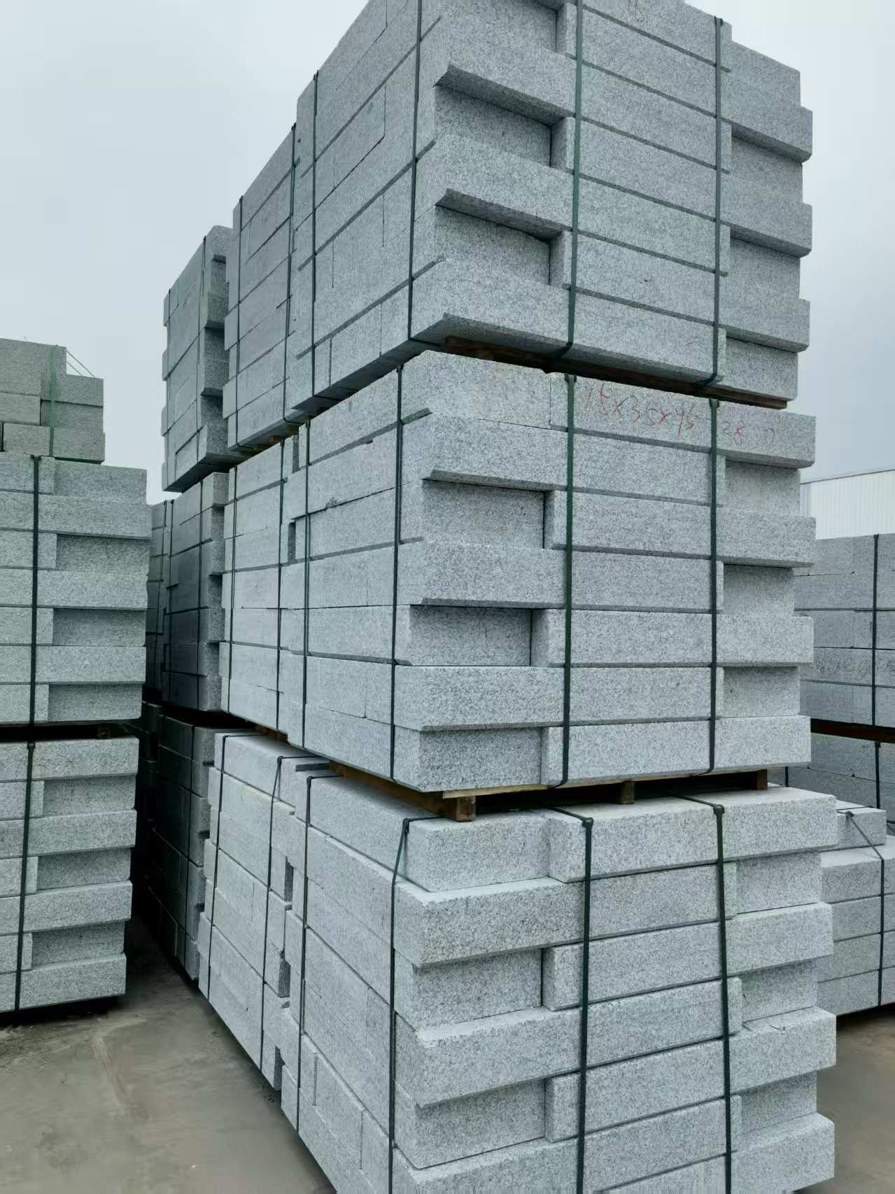 朝阳 路沿石，板板正正的路沿石