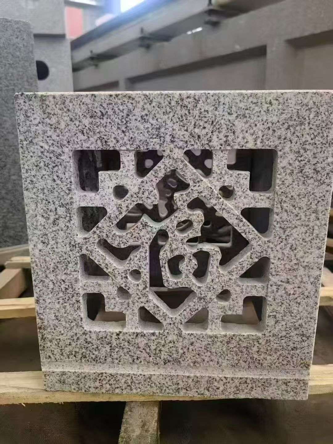 朝阳 芝麻白花岗岩镂空雕花灯笼